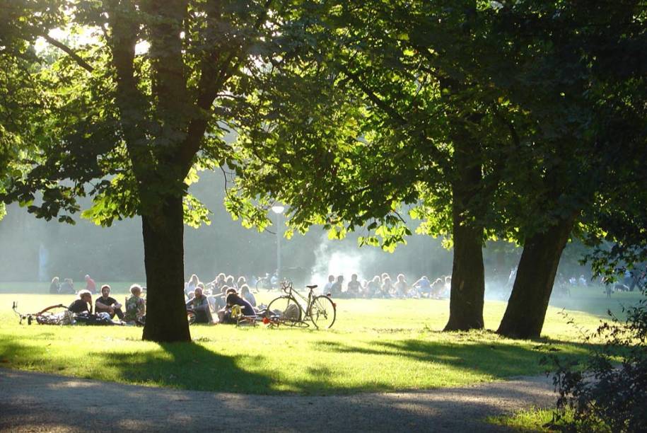 Uma das poucas áreas verdes de Amsterdã, o Vondelpark reúne um público bastante diversificado: senhoras, famílias, imigrantes e jovens