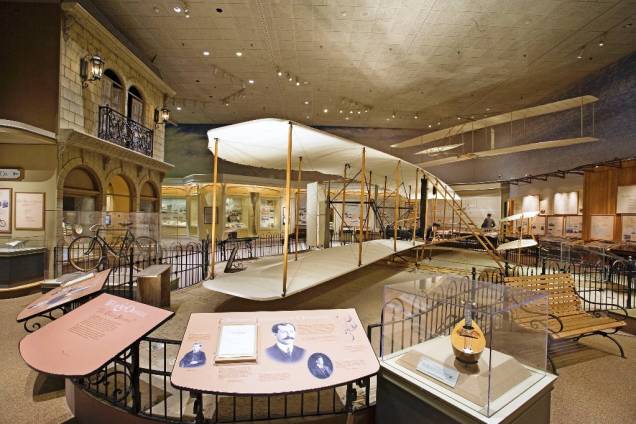 O Flyer, dos irmãos Wright, considerado o primeiro avião da história, de 1903, está exposto no ASM de Washington DC O Flyer, dos irmãos Wright, considerado o primeiro avião da história, de 1903, está exposto no ASM de Washington DC