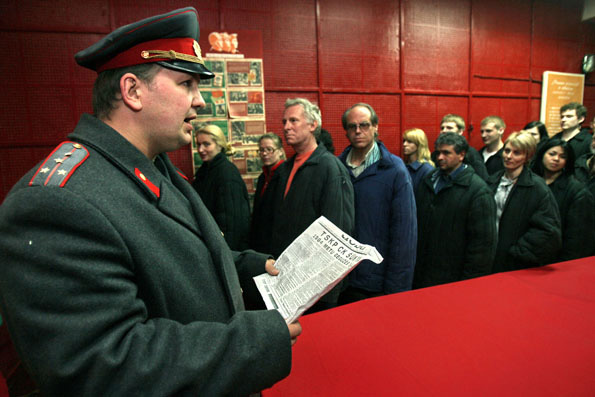 O parque temático <strong>1984: Drama de Sobrevivência em um Bunker Soviético</strong>, localizado na Lituânia, oferece uma espécie de viagem no tempo para os visitantes. Quem chega neste bunker construído nos anos 80 vive a experiência de ser interrogado por comunistas da União Soviética, exatamente com isso acontecia na época da Guerra Fria.<br /> <br /> Os “agentes” vestem roupas militares típicas, suas expressões faciais são sérias, o idioma falado é basicamente o russo, há cães de guarda, muitas referências ao sistema comunista e ambientes nada confortáveis. Tudo isso para inibir, dar sensação de insegurança aos “interrogados” e aproximá-los ainda mais do que, um dia, já foi realidade.<br /> <br /> Todos os atores que guiam as pessoas pelo bunker já foram o exército soviético e alguns já foram interrogadores. O parque funciona dessa forma desde 2008 e cada visita dura aproximadamente duas horas e meia. O parque temático <strong>1984: Drama de Sobrevivência em um Bunker Soviético</strong>, localizado na Lituânia, oferece uma espécie de viagem no tempo para os visitantes. Quem chega neste bunker construído nos anos 80 vive a experiência de ser interrogado por comunistas da União Soviética, exatamente com isso acontecia na época da Guerra Fria.<br /> <br /> Os “agentes” vestem roupas militares típicas, suas expressões faciais são sérias, o idioma falado é basicamente o russo, há cães de guarda, muitas referências ao sistema comunista e ambientes nada confortáveis. Tudo isso para inibir, dar sensação de insegurança aos “interrogados” e aproximá-los ainda mais do que, um dia, já foi realidade.<br /> <br /> Todos os atores que guiam as pessoas pelo bunker já foram o exército soviético e alguns já foram interrogadores. O parque funciona dessa forma desde 2008 e cada visita dura aproximadamente duas horas e meia.