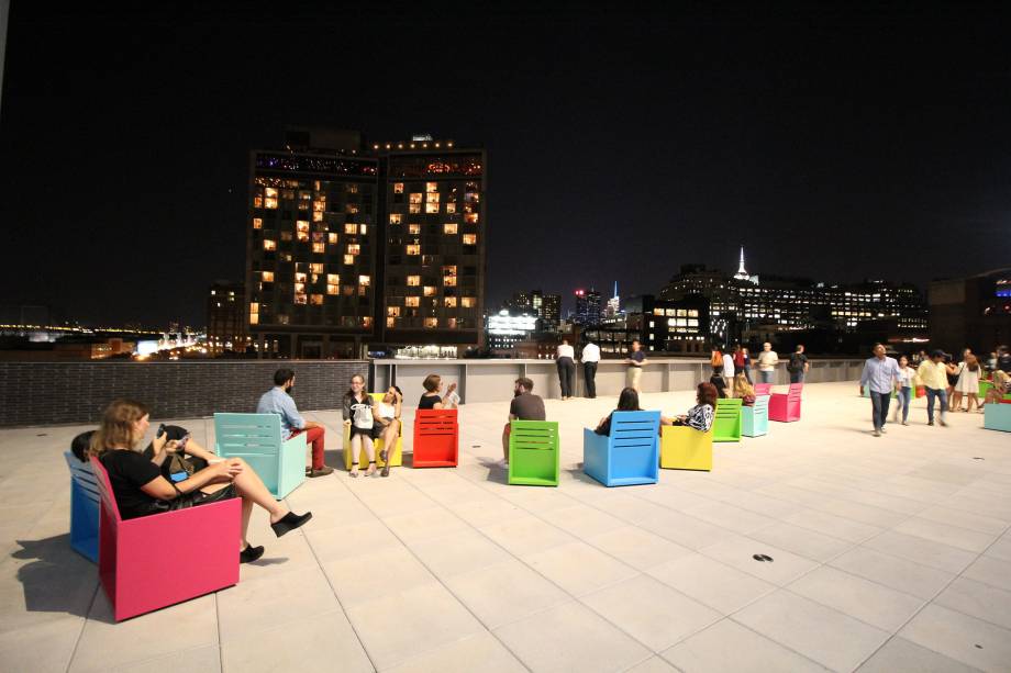 Em 2015, após quatro anos de construção, finalmente ficou pronto o novo museu queridinho da Big Apple, projeto do badalado arquiteto italiano Renzo Piano. O espaço de 18 mil metros quadrados com um agradável terraço-vista-New-York fica colado no High Line e abriga uma coleção bem bacana de artistas norte-americanos, como Edward Hopper e Roy Lichtenstein. <strong>Pague o que quiser às sextas, das 19h às 22h e g</strong><strong>rátis para menores de 18 anos </strong><em>(preço regular para adultos: US$ 25).</em> Em 2015, após quatro anos de construção, finalmente ficou pronto o novo museu queridinho da Big Apple, projeto do badalado arquiteto italiano Renzo Piano. O espaço de 18 mil metros quadrados com um agradável terraço-vista-New-York fica colado no High Line e abriga uma coleção bem bacana de artistas norte-americanos, como Edward Hopper e Roy Lichtenstein. <strong>Pague o que quiser às sextas, das 19h às 22h e g</strong><strong>rátis para menores de 18 anos </strong><em>(preço regular para adultos: US$ 25).</em>