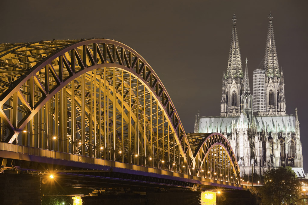 A catedral de Colônia, que abriga relíquias ligadas que estariam ligadas aos três reis magos, é a maior do mundo e sua construção levou 600 anos para ser finalizada. Em 1996, foi reconhecida como Patrimônio da Humanidade