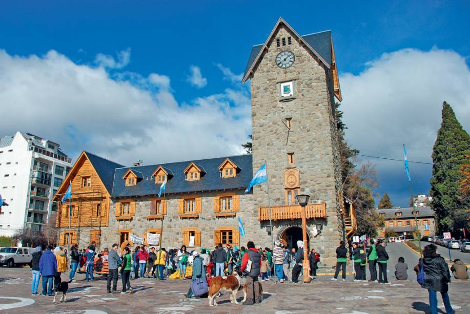 <strong>Bariloche – 5 dias – R$ 1 763,63</strong><br /> O pacote inclui passagem aérea da Aerolíneas Argentinas, traslados de chegada e saída, quatro noites de hospedagem com café da manhã no Hotel Apartur e passeios para Cerro Catedral e Circuito Chico.<br /> <br /> <strong>Quando:</strong> saídas de São Paulo todos os domingos de novembro<br /> <strong>Pagamento:</strong> US$ 828 à vista ou parcelado em até 12 vezes sem juros<br /> <strong>Quem leva:</strong> a <strong>CVC</strong> tel. (11) 2191-8410/ site <a href="https://www.cvc.com.br" rel="www.cvc.com.br" target="_blank">www.cvc.com.br</a> <strong>Bariloche – 5 dias – R$ 1 763,63</strong><br /> O pacote inclui passagem aérea da Aerolíneas Argentinas, traslados de chegada e saída, quatro noites de hospedagem com café da manhã no Hotel Apartur e passeios para Cerro Catedral e Circuito Chico.<br /> <br /> <strong>Quando:</strong> saídas de São Paulo todos os domingos de novembro<br /> <strong>Pagamento:</strong> US$ 828 à vista ou parcelado em até 12 vezes sem juros<br /> <strong>Quem leva:</strong> a <strong>CVC</strong> tel. (11) 2191-8410/ site <a href="https://www.cvc.com.br" rel="www.cvc.com.br" target="_blank">www.cvc.com.br</a>