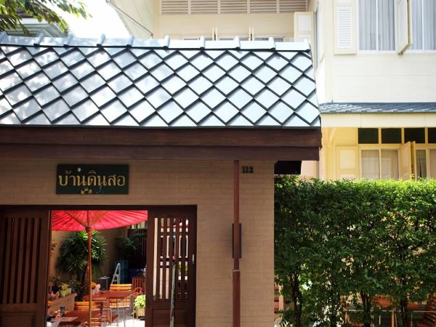O Baan Dinso localiza-se convenientemente próximo ao complexo do Wat Phra Kaew, do Wat Pho e do Wat Arun, a tríade de templos que é a principal atração turística de Bangcoc O Baan Dinso localiza-se convenientemente próximo ao complexo do Wat Phra Kaew, do Wat Pho e do Wat Arun, a tríade de templos que é a principal atração turística de Bangcoc