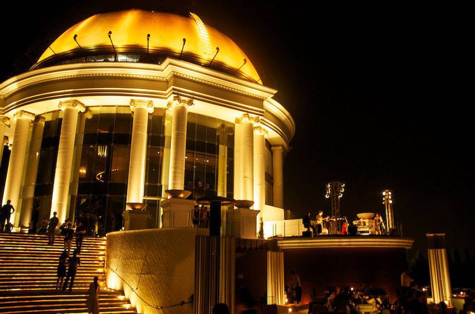 <strong><a href="https://lebua.com/sirocco" rel="Sirocco" target="_blank">Sirocco</a>, <a href="https://viajeaqui.abril.com.br/paises/tailandia" rel="Tailândia" target="_blank">Tailândia</a>: a melhor vista panorâmica</strong>"São 360 graus de vista de <a href="https://viajeaqui.abril.com.br/cidades/tailandia-bangcoc" rel="Bangcoc" target="_blank"><strong>Bangcoc</strong></a>. O restaurante é espetacular, e há um bar que toca boa house music para esticar. Famoso por aparecer no filme <em>Se Beber Não Case 2</em>." <strong><a href="https://lebua.com/sirocco" rel="Sirocco" target="_blank">Sirocco</a>, <a href="https://viajeaqui.abril.com.br/paises/tailandia" rel="Tailândia" target="_blank">Tailândia</a>: a melhor vista panorâmica</strong>"São 360 graus de vista de <a href="https://viajeaqui.abril.com.br/cidades/tailandia-bangcoc" rel="Bangcoc" target="_blank"><strong>Bangcoc</strong></a>. O restaurante é espetacular, e há um bar que toca boa house music para esticar. Famoso por aparecer no filme <em>Se Beber Não Case 2</em>."