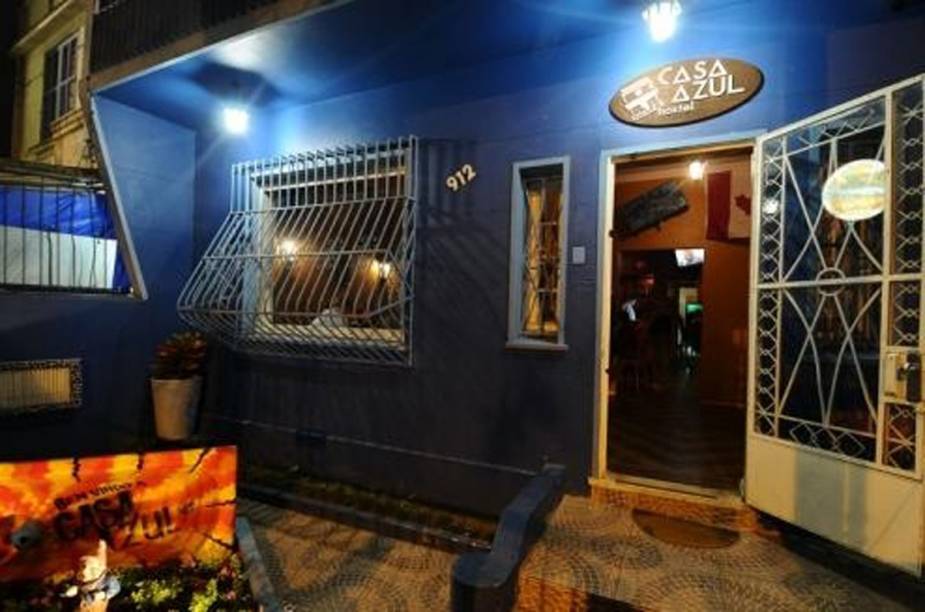 <strong><a href="https://viajeaqui.abril.com.br/estabelecimentos/br-rs-porto-alegre-hospedagem-casa-azul-hostel" rel="Casa Azul Hostel" target="_blank">Casa Azul Hostel</a>, em <a href="https://viajeaqui.abril.com.br/cidades/br-rs-porto-alegre" rel="Porto Alegre" target="_blank">Porto Alegre</a> (<a href="https://viajeaqui.abril.com.br/estados/br-rio-grande-do-sul" rel="RS" target="_blank">RS</a>)</strong>                                                                        Luminárias em cada cama e tomadas individuais são as vantagens dos quartos coletivos. No hostel funciona um pub aberto ao público.                                                                        <a href="https://www.booking.com/hotel/br/casa-azul-hostel.pt-br.html?aid=332455&label=viagemabril-hostelsdescolados" rel="BOOKING.COM: veja os preços e faça sua reserva no Casa Azul Hostel" target="_blank">BOOKING.COM: veja os preços e faça sua reserva no Casa Azul Hostel</a>