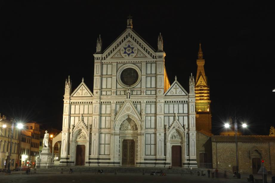A <a href="https://www.santacroceopera.it/it/default.aspx" target="_blank" rel="noopener"><strong>Basílica de Santa Croce</strong></a> começou a ser construída em 1294, mas a fachada neogótica só foi concluída seis séculos depois. Ali estão os túmulos do artista Michelangelo, do filósofo Maquiavel e do cientista Galileu Galilei. A <a href="https://www.santacroceopera.it/it/default.aspx" target="_blank" rel="noopener"><strong>Basílica de Santa Croce</strong></a> começou a ser construída em 1294, mas a fachada neogótica só foi concluída seis séculos depois. Ali estão os túmulos do artista Michelangelo, do filósofo Maquiavel e do cientista Galileu Galilei.