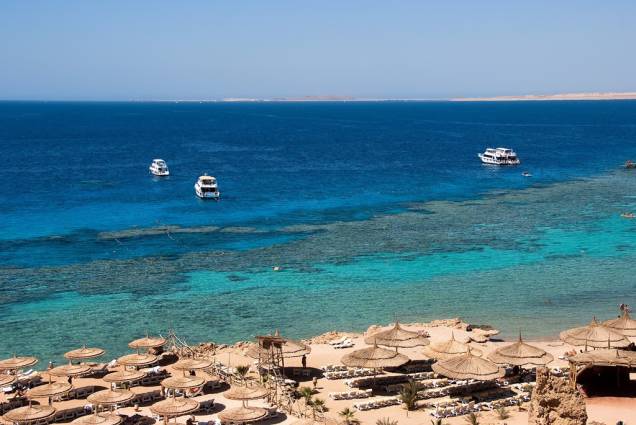 Existem dezenas de pequenos resorts ao largo do Mar Vermelho, na Península do Sinai, atraindo milhares de turistas em busca de sol e excelentes pontos de mergulho Existem dezenas de pequenos resorts ao largo do Mar Vermelho, na Península do Sinai, atraindo milhares de turistas em busca de sol e excelentes pontos de mergulho