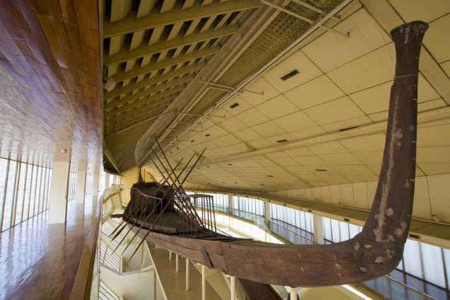 Barca solar de Quéops, no complexo de pirâmides de Gizé; a entrada neste museu, que fica dentro do sítio arqueológico, é cobrada à parte Barca solar de Quéops, no complexo de pirâmides de Gizé; a entrada neste museu, que fica dentro do sítio arqueológico, é cobrada à parte