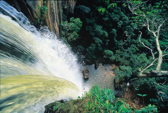 Cachoeira Véu de Noiva. A melhor época para conhecer o Parque Nacional da Chapada dos Guimarães é no verão para facilitar o banho nas cachoeiras Cachoeira Véu de Noiva. A melhor época para conhecer o Parque Nacional da Chapada dos Guimarães é no verão para facilitar o banho nas cachoeiras