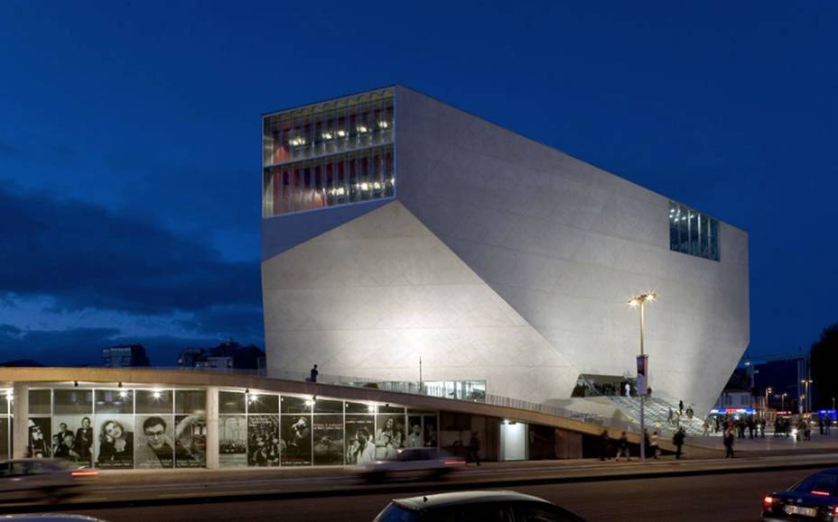 O edif&iacute;cio futurista da <strong>Casa da M&uacute;sica</strong>, projetado pelo arquiteto holand&ecirc;s Rem Koolhass, lembra um diamante lapidado. O local abriga uma programa&ccedil;&atilde;o bastante variada