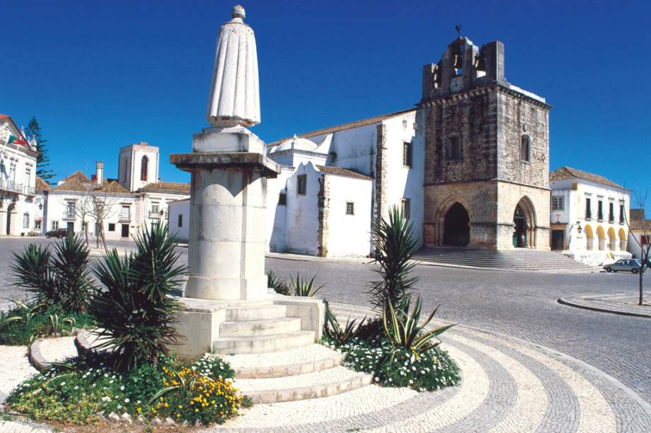 A S&eacute; Catedral foi edificada em cima das ru&iacute;nas de um templo romano. O local guarda vest&iacute;gios dessa &eacute;poca