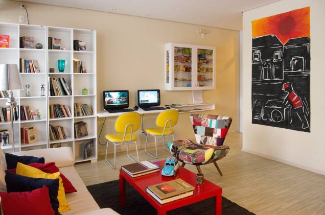 <strong><a href="https://viajeaqui.abril.com.br/estabelecimentos/br-sp-sao-paulo-hospedagem-brazilodge" rel="Brazillodge All Suites Hostels" target="_blank">Brazillodge All Suites Hostels</a>, em <a href="https://viajeaqui.abril.com.br/cidades/br-sp-sao-paulo" rel="São Paulo" target="_blank">São Paulo</a>, (<a href="https://viajeaqui.abril.com.br/estados/br-sao-paulo" rel="SP" target="_blank">SP</a>)</strong> O amplo espaço de convivência do Brazillodge concentra espreguiçadeiras, mesa de sinuca e sofás. O ambiente calmo, a decoração simples e o serviço simpático lembram as pousadas econômicas. Um detalhe que conquista o coração dos mochileiros: há arrumação diária de quartos (inclusive nos coletivos). <strong><a href="https://viajeaqui.abril.com.br/estabelecimentos/br-sp-sao-paulo-hospedagem-brazilodge" rel="Brazillodge All Suites Hostels" target="_blank">Brazillodge All Suites Hostels</a>, em <a href="https://viajeaqui.abril.com.br/cidades/br-sp-sao-paulo" rel="São Paulo" target="_blank">São Paulo</a>, (<a href="https://viajeaqui.abril.com.br/estados/br-sao-paulo" rel="SP" target="_blank">SP</a>)</strong> O amplo espaço de convivência do Brazillodge concentra espreguiçadeiras, mesa de sinuca e sofás. O ambiente calmo, a decoração simples e o serviço simpático lembram as pousadas econômicas. Um detalhe que conquista o coração dos mochileiros: há arrumação diária de quartos (inclusive nos coletivos).