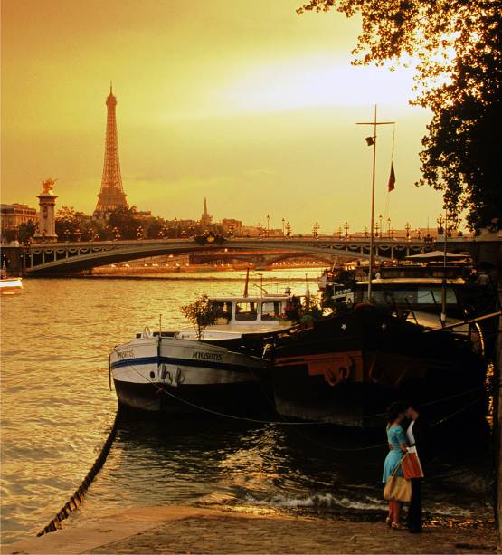 10.º lugar: <a href="https://viajeaqui.abril.com.br/cidades/franca-paris" rel="Paris" target="_blank"><strong>Paris</strong></a>, <strong>França</strong><br />  O Rio Sena, a Ponte Alexandre III e a Torre Eiffel: cenário dos mais romântico do mundo numa cidade em que ruas, avenidas e imponentes monumentos lembram o turista a todo momento que ele está diante de parte do melhor que o ser humano foi capaz de construir.
