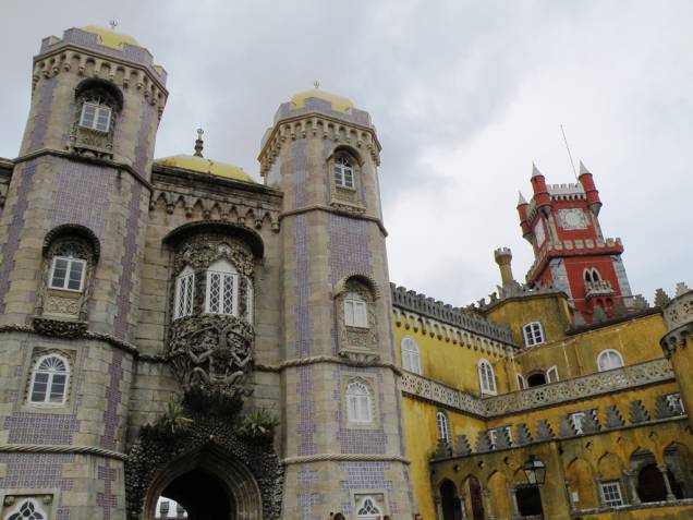 Extravagante, o Palácio da Pena é uma miscelânea de estilos, com traços neogóticos, neorrenascentistas e até mouriscos Extravagante, o Palácio da Pena é uma miscelânea de estilos, com traços neogóticos, neorrenascentistas e até mouriscos