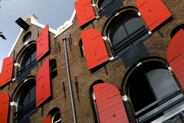 O ar burguês das casas de tijolos aparentes, alamedas arborizadas e incontáveis pontes oferecem um ar romântico a Amsterdã O ar burguês das casas de tijolos aparentes, alamedas arborizadas e incontáveis pontes oferecem um ar romântico a Amsterdã