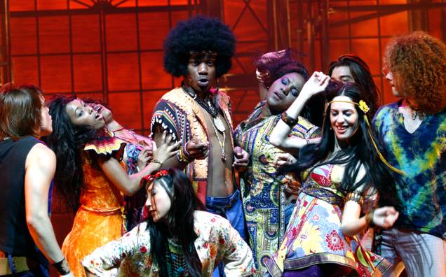 <strong>Hair</strong><br />Depois de uma temporada no Rio de Janeiro em 2011, onde teve mais de cem mil espectadores, o musical <em>Hair</em> estreou em 13 de janeiro deste ano no Teatro Frei Caneca, em São Paulo, e fica em cartaz na cidade até 29 de abril. A segunda montagem do espetáculo no Brasil --a primeira, em 1969, ficou 3 anos em cartaz e teve Sonia Braga, Antonio Fagundes e Ney Latorraca no elenco-- é assinada por Charles Möeller e Claudio Botelho. O espetáculo deu origem ao filme homônimo, no qual um grupo de hippies de Nova York mostra seus dilemas e estilo de vida na época da Guerra do Vietnã. Ingressos: R$ 130 (qui. e sex.) e R$ 160 (sáb. e dom.). <a href="https://www.hairomusical.com.br" rel="www.hairomusical.com.br" target="_blank"><em>www.hairomusical.com.br</em></a> <strong>Hair</strong><br />Depois de uma temporada no Rio de Janeiro em 2011, onde teve mais de cem mil espectadores, o musical <em>Hair</em> estreou em 13 de janeiro deste ano no Teatro Frei Caneca, em São Paulo, e fica em cartaz na cidade até 29 de abril. A segunda montagem do espetáculo no Brasil --a primeira, em 1969, ficou 3 anos em cartaz e teve Sonia Braga, Antonio Fagundes e Ney Latorraca no elenco-- é assinada por Charles Möeller e Claudio Botelho. O espetáculo deu origem ao filme homônimo, no qual um grupo de hippies de Nova York mostra seus dilemas e estilo de vida na época da Guerra do Vietnã. Ingressos: R$ 130 (qui. e sex.) e R$ 160 (sáb. e dom.). <a href="https://www.hairomusical.com.br" rel="www.hairomusical.com.br" target="_blank"><em>www.hairomusical.com.br</em></a>