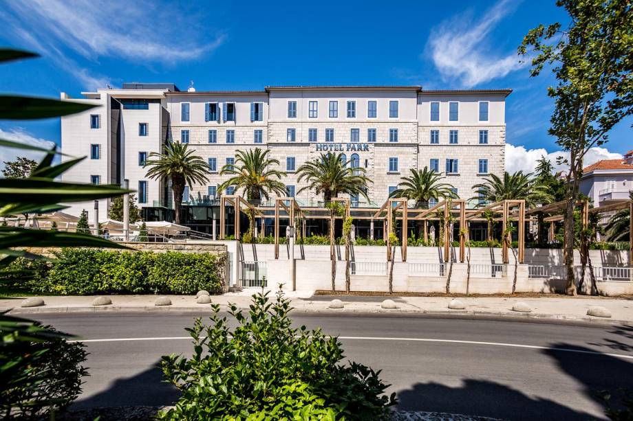 <strong><a href="https://www.booking.com/hotel/hr/park-split.en-gb.html" rel="Hotel Park Split">Hotel Park Split</a>, Croácia (Porto Real) </strong>    Outro local icônico de filmagem é o Palácio de Diocleciano, tombado pela Unesco e usado para várias cenas da quinta temporada de Game of Thrones. O tradicional hotel de primeira classe Park Split fica bem no centro de Split e a poucos metros de distância da paradisíaca praia de Bačvice. Lá é possível se divertir em um centro de bem-estar totalmente equipado, uma piscina exterior, um bar e um amplo terraço ao ar livre que oferece um ambiente autenticamente mediterrâneo.