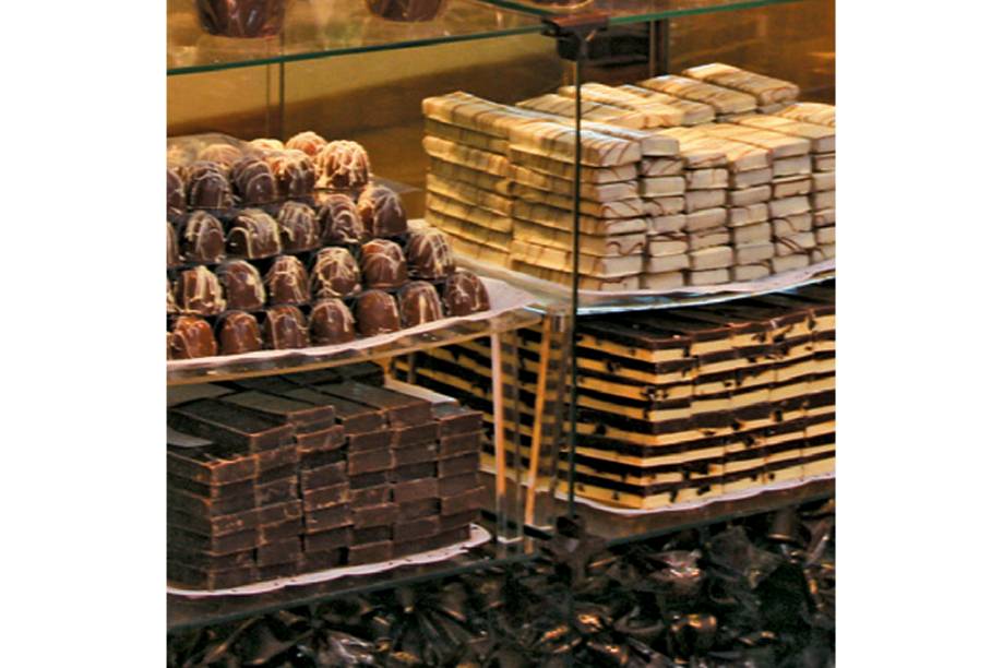 <strong>COMPRAS - Campos do Jord&atilde;o</strong> <strong>leva vantagem!</strong><br /><br />As vitrines do centrinho de Capivari s&atilde;o sedutoras. A cada passo, o visitante se v&ecirc; de frente a malharias, chocolaterias, relojoarias e mais uma por&ccedil;&atilde;o de "ias". Miss&atilde;o quase imposs&iacute;vel &eacute; ver algu&eacute;m sem uma sacola de compras na m&atilde;o. Em julho, a situa&ccedil;&atilde;o se &ldquo;agrava&rdquo;, com a chegada de um shopping itinerante que leva um batalh&atilde;o de grifes importadas para as ruas do bairro.<br /><br />Guardada as devidas propor&ccedil;&otilde;es, o distrito mineiro n&atilde;o faz feio. Tudo se concentra nas lojinhas e shoppings improvisados num trecho de 500 metros da Avenida Monte Verde. O que mais se encontra s&atilde;o lojinhas de frios, com degusta&ccedil;&atilde;o de queijos e embutidos.