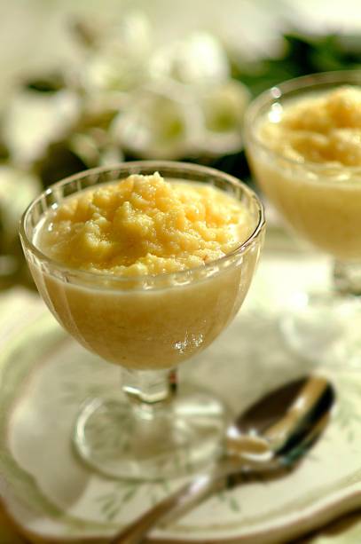 Típica das mesas de <a href="https://viajeaqui.abril.com.br/estados/br-minas-gerais" rel="Minas Gerais" target="_self">Minas Gerais</a>, a <strong>ambrosia</strong> tem ingredientes simples: leite, ovos, casca de limão, açúcar e canela levados ao fogo. Depois de esfriar, a mistura é levada à geladeira para se transformar numa delícia açucarada Típica das mesas de <a href="https://viajeaqui.abril.com.br/estados/br-minas-gerais" rel="Minas Gerais" target="_self">Minas Gerais</a>, a <strong>ambrosia</strong> tem ingredientes simples: leite, ovos, casca de limão, açúcar e canela levados ao fogo. Depois de esfriar, a mistura é levada à geladeira para se transformar numa delícia açucarada