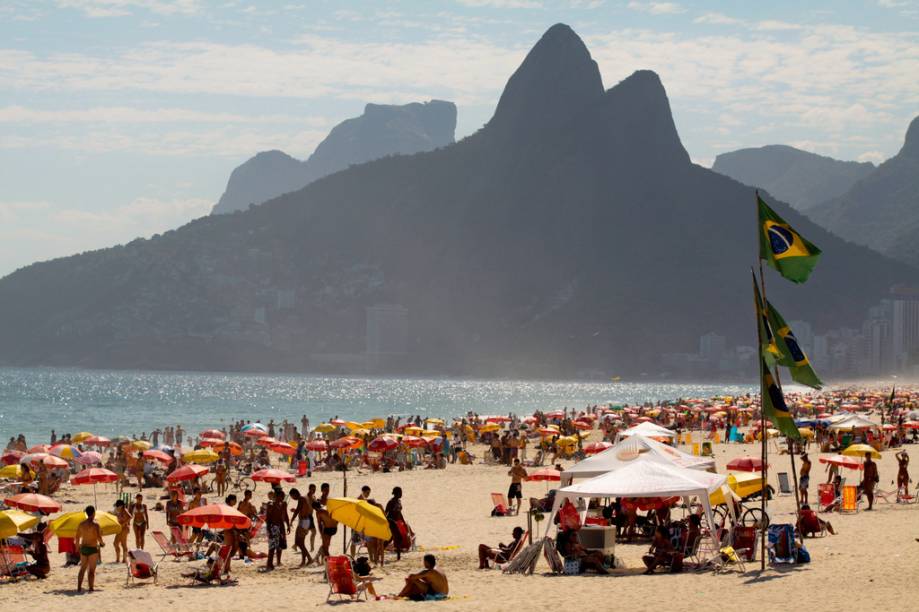 Ipanema reúne diferentes tribos e é onde surgem as modas, do vôlei de praia à tanga de crochê