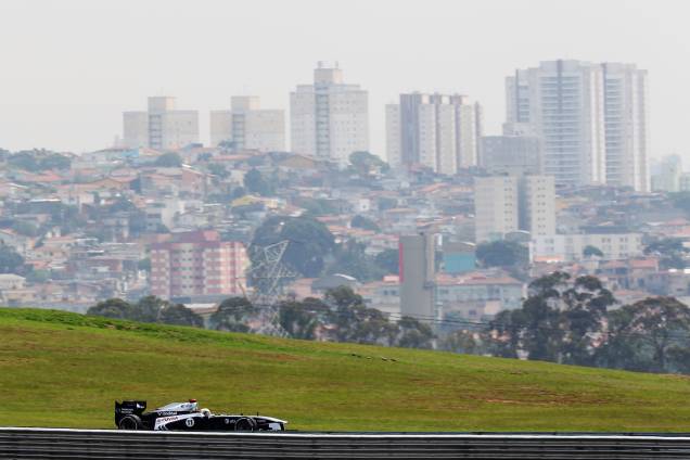 Rubens Barrichello (foto) nunca venceu o Grande Prêmio do Brasil nos seus 19 anos de Fórmula 1. Passou perto algumas vezes, mas nunca teve esse gostinho. Felipe Massa foi o último brasileiro a vencer a prova – disputada em Interlagos, São Paulo, desde 1990 –, em 2008, quando, por uma ultrapassagem na última curva, por Lewis Hamilton, inglês da McLaren, na Toyota do alemão Timo Glock, perdeu o título da categoria para Hamilton Rubens Barrichello (foto) nunca venceu o Grande Prêmio do Brasil nos seus 19 anos de Fórmula 1. Passou perto algumas vezes, mas nunca teve esse gostinho. Felipe Massa foi o último brasileiro a vencer a prova – disputada em Interlagos, São Paulo, desde 1990 –, em 2008, quando, por uma ultrapassagem na última curva, por Lewis Hamilton, inglês da McLaren, na Toyota do alemão Timo Glock, perdeu o título da categoria para Hamilton