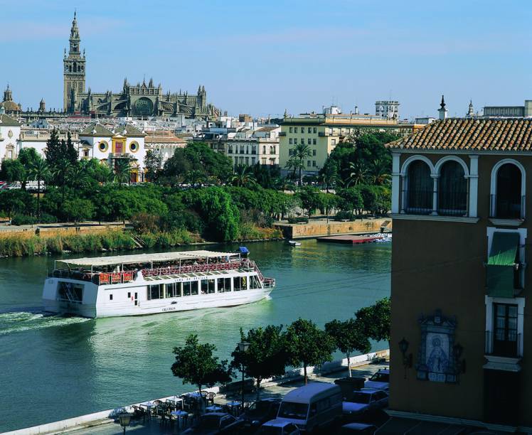 Vista do rio Guadalquivir e, ao fundo, a Catedral de Sevilha