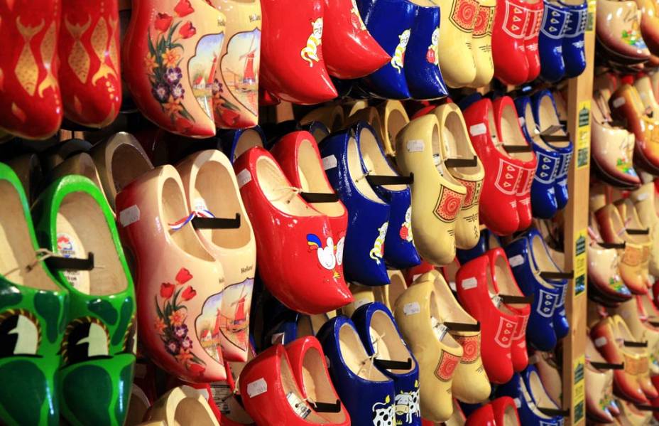 Os tamancos de madeira, típico souvenir holandês Os tamancos de madeira, típico souvenir holandês