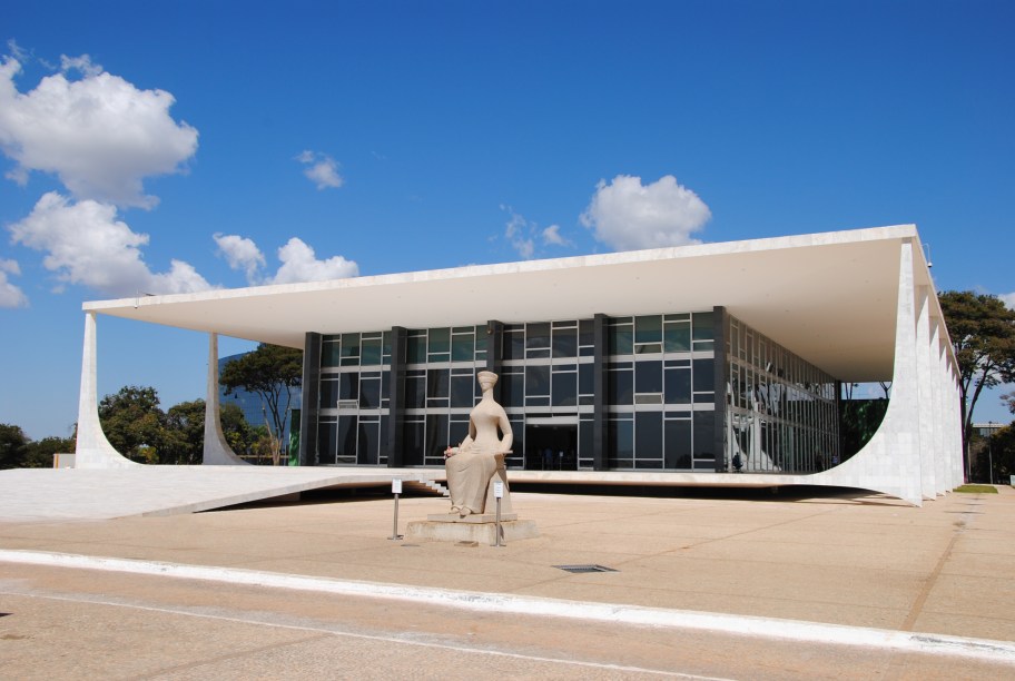 <a href="https://viajeaqui.abril.com.br/estabelecimentos/br-df-brasilia-atracao-supremo-tribunal-federal-1961" rel="20. Supremo Tribunal Federal "><strong>20. Supremo Tribunal Federal  </strong></a>A visita guiada pelo Supremo dura 30 minutos e leva ao Salão de Bustos, onde há vários bustos de estadistas e juristas da história brasileira, ao Salão Nobre, que recebe visitas oficiais de chefes de estado, e ao plenário, que tem painéis de Athos Bulcão. Não é dos edifícios mais procurados por turistas.<strong>Entrada gratuita</strong><strong>Horário de visitação:</strong> sábado e domingo, de 10h às 15h30