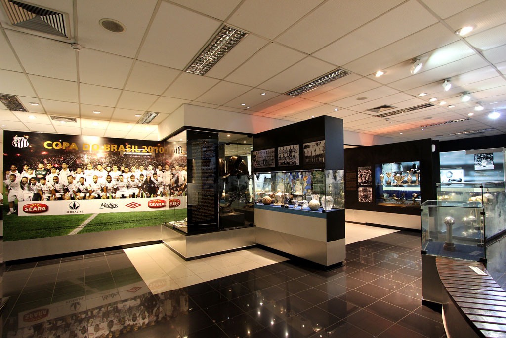 Espa&ccedil;o dedicado ao t&iacute;tulo da Copa do Brasil de 2010 e, &agrave; direita, as conquistas internacionais
