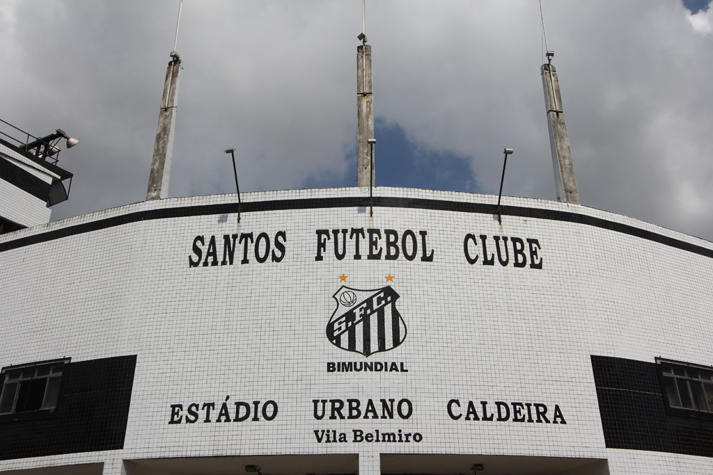 O Est&aacute;dio Urbano Caldeira, mais conhecido como Vila Belmiro, tem capacidade para aproximadamente 16 mil torcedores