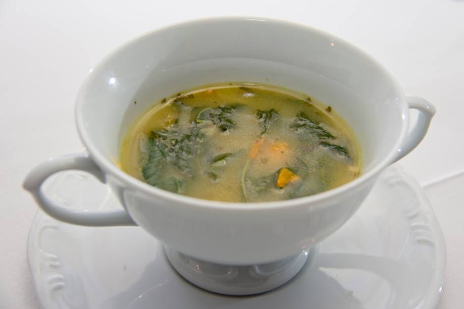 Consommé de tucupi com pirarucu seco, receita do chef Felipe Schaedler. Leva <a href="https://viajeaqui.abril.com.br/materias/ingredientes-da-culinaria-da-amazonia?foto=9#9" rel="tucupi">tucupi</a> (caldo de mandioca brava) e <a href="https://viajeaqui.abril.com.br/materias/ingredientes-da-culinaria-da-amazonia?foto=2#2" rel="jambu">jambu</a> (folha que adormece levemente a boca).