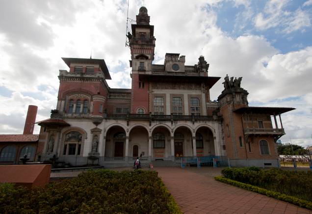 Inaugurado em 2009, o Espaço Catavento Cultural e Educacional funciona funciona no antigo Palácio das Indústrias, antiga sede da Prefeitura de São Paulo Inaugurado em 2009, o Espaço Catavento Cultural e Educacional funciona funciona no antigo Palácio das Indústrias, antiga sede da Prefeitura de São Paulo