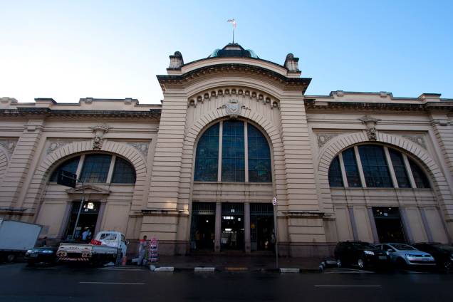 Inaugurado em 1933, o prédio que abriga o Mercado Municipal de São Paulo foi erguido para substituir um antigo centro qeu funcionava na rua 25 de Março. Hoje o espaço se tornou parada obrigatória para os turistas que chegam à cidade Inaugurado em 1933, o prédio que abriga o Mercado Municipal de São Paulo foi erguido para substituir um antigo centro qeu funcionava na rua 25 de Março. Hoje o espaço se tornou parada obrigatória para os turistas que chegam à cidade