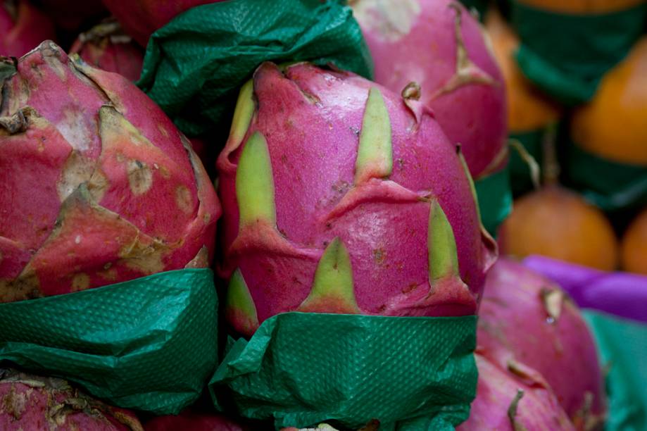 <strong>Fruta do Dragão (pitaia vermelha):</strong> conhecida também como fruta do dragão, a pitaia vermelha tem o gosto bem próximo do kiwi.  Pode apresentar a sua polpa branca ou vermelha