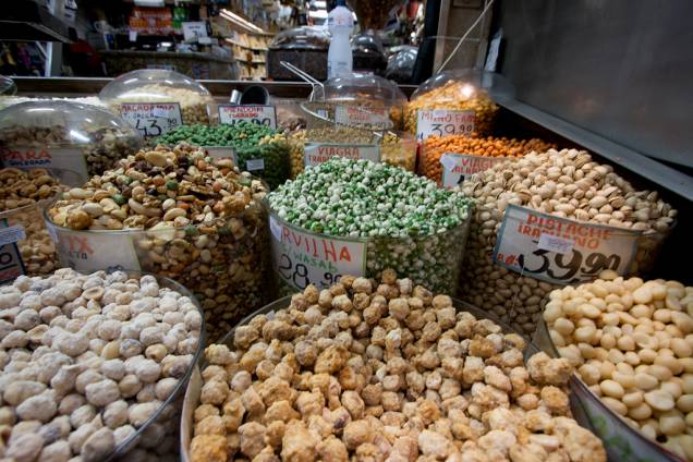 O Mercado Municipal é um dos únicos lugares em que é possível encontrar tamanha variedade de castanhas, amêndoas, pistaches e outras sementes O Mercado Municipal é um dos únicos lugares em que é possível encontrar tamanha variedade de castanhas, amêndoas, pistaches e outras sementes