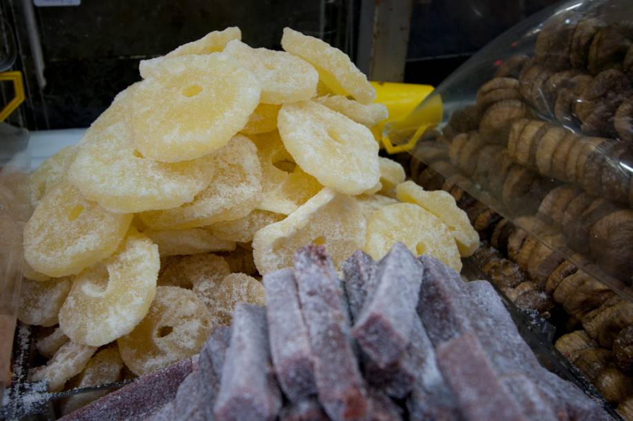 <strong>Frutas cristalizadas: </strong>bem doces e saborosas, a Galeria do Bacalhau oferece abacaxi, bananas, figos e laranjas cristalizadas, que dispensam comentários <strong>Frutas cristalizadas: </strong>bem doces e saborosas, a Galeria do Bacalhau oferece abacaxi, bananas, figos e laranjas cristalizadas, que dispensam comentários