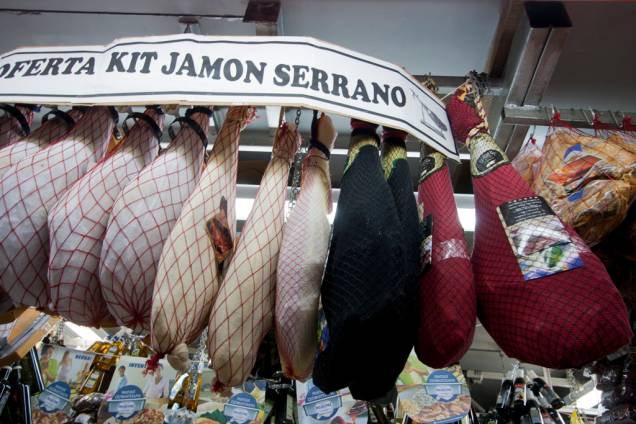 Em muitas lojas do Mercado Municipal, como na Galeria do Bacalhau, as variações de presunto cru estão presente. Estas peças de pata negra, uma variedade mais elaborada da carne, chegam a custar R$ 140 o quilo Em muitas lojas do Mercado Municipal, como na Galeria do Bacalhau, as variações de presunto cru estão presente. Estas peças de pata negra, uma variedade mais elaborada da carne, chegam a custar R$ 140 o quilo