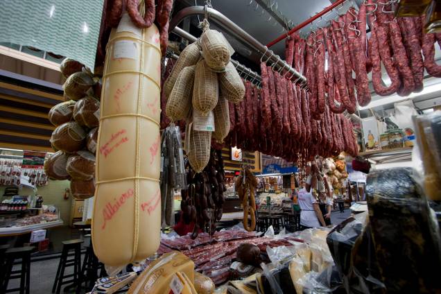 As linguiças artesanais e queijos gigantes, como este provolone com mais de um metro de altura da Galeria do Bacalhau, também estão entre as delícias vendidas nas lojas do Mercadão As linguiças artesanais e queijos gigantes, como este provolone com mais de um metro de altura da Galeria do Bacalhau, também estão entre as delícias vendidas nas lojas do Mercadão