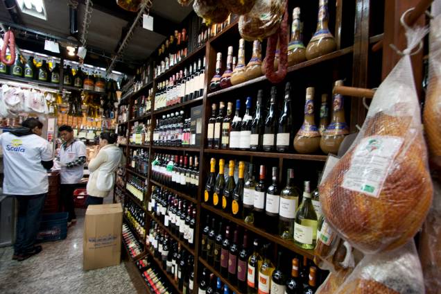 A ampla oferta de vinhos do Empório Luso Brasileiro é bem variado, com rótulos que chegam a custar até 2 mil reais A ampla oferta de vinhos do Empório Luso Brasileiro é bem variado, com rótulos que chegam a custar até 2 mil reais