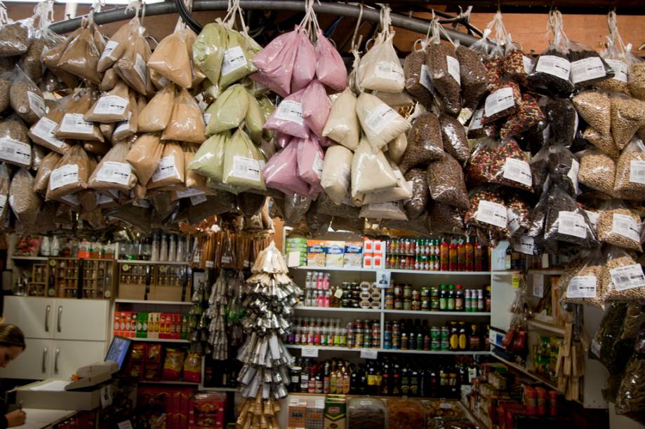 Além das especiarias tradicionais, os temperos feitos com ervas finas e os corantes naturais também chamam a atenção. A loja Mr. Josef é uma das únicas totalmente focadas em condimentos. 