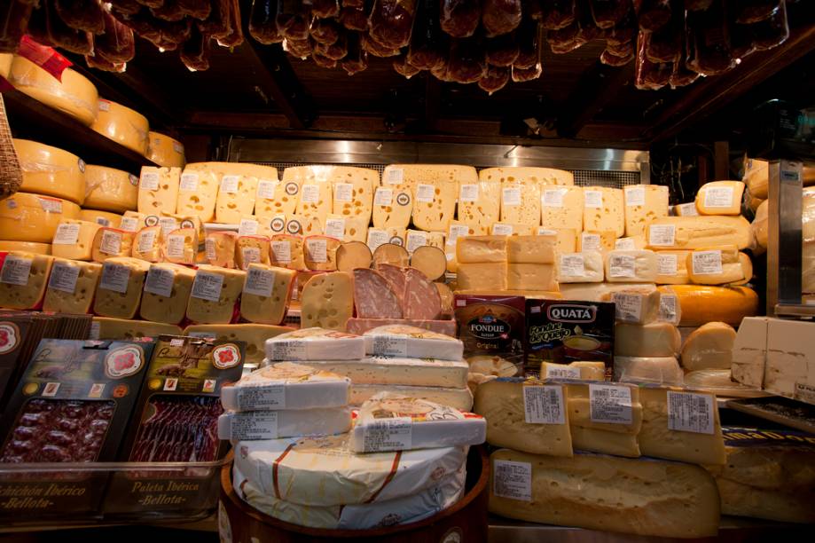 <strong>Queijos:</strong> os parmesões, provolones e bries encontram-se abundamentemente em diversas lojas do Mercadão, mas no Empório Luso Brasileiro, é possível encontrar suas variedades consideradas finas, como o Rembrandt e o Manchego <strong>Queijos:</strong> os parmesões, provolones e bries encontram-se abundamentemente em diversas lojas do Mercadão, mas no Empório Luso Brasileiro, é possível encontrar suas variedades consideradas finas, como o Rembrandt e o Manchego