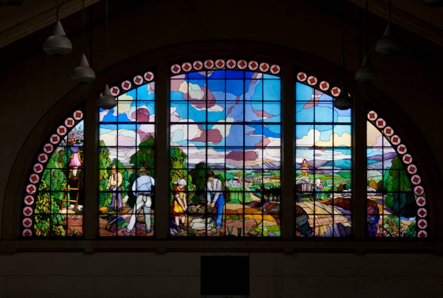 Feitos pelo artista russo Conrado Sorgenicht Filho, os vitrais do Mercado Municipal retratam parte do ciclo do café, principal produto da economia de São Paulo até o começo do século 20. Um bom lugar para admirar os vitrais do Mercadão é do mezanino, onde é possível ver cada um deles.