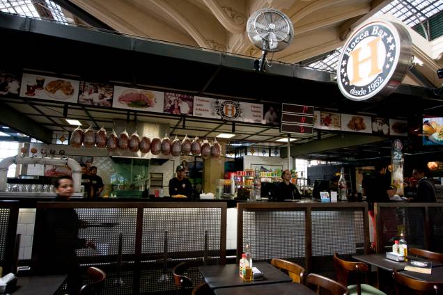 Inaugurado em 2004, a área gourmet do Mercadão tem restaurantes de culinária brasileira, japonesa e árabe. Um dos destaques do lugar é o Hocca bar, o mais antigo estabelecimento do marcado. Esta unidade foi inaugurada em 2005. Inaugurado em 2004, a área gourmet do Mercadão tem restaurantes de culinária brasileira, japonesa e árabe. Um dos destaques do lugar é o Hocca bar, o mais antigo estabelecimento do marcado. Esta unidade foi inaugurada em 2005.