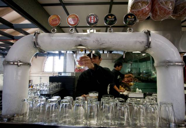 O Hocca Bar tem chopinho gelado, além do famoso sanduíche de mortadela O Hocca Bar tem chopinho gelado, além do famoso sanduíche de mortadela