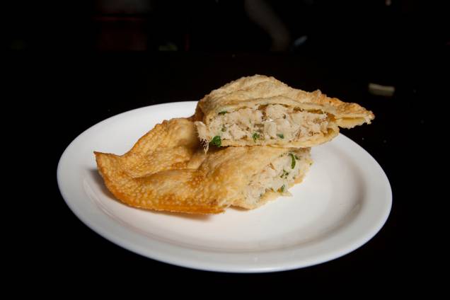 <strong>Pastel de bacalhau:</strong> assim como o bolinho e o lanche de mortadela, o pastel de bacalhau é um dos estandartes do Mercado Municipal. Bem recheado e quentinho, ele é vendido em quase todas as lanchonetes do lugar <strong>Pastel de bacalhau:</strong> assim como o bolinho e o lanche de mortadela, o pastel de bacalhau é um dos estandartes do Mercado Municipal. Bem recheado e quentinho, ele é vendido em quase todas as lanchonetes do lugar