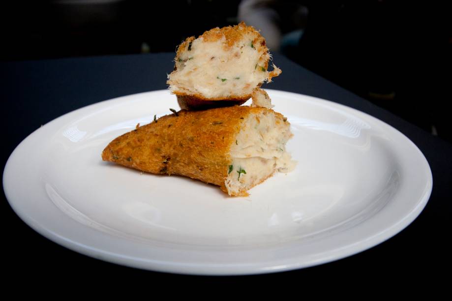 <strong>Bolinho de bacalhau: </strong>com quase dez centímetros de comprimento, o bolinho de bacalhau do Hocca Bar é um dos estandartes do Mercadão. Bem recheado e sequinho, o salgado (que não é pequeno) é outra boa pedida para uma refeição rápida