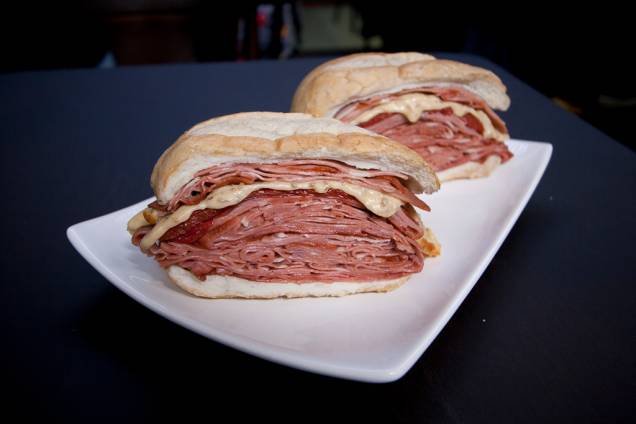 <strong>Lanche de Mortadela:</strong> com mais de 200 gramas de mortadela fatiadas bem fininhas, o sanduíche é um dos principais chamarizes de turistas para o Mercadão. Presente no lugar desde a sua inauguração, o lanche ganhou diversas versões desde então, como esta do Hocca bar <strong>Lanche de Mortadela:</strong> com mais de 200 gramas de mortadela fatiadas bem fininhas, o sanduíche é um dos principais chamarizes de turistas para o Mercadão. Presente no lugar desde a sua inauguração, o lanche ganhou diversas versões desde então, como esta do Hocca bar