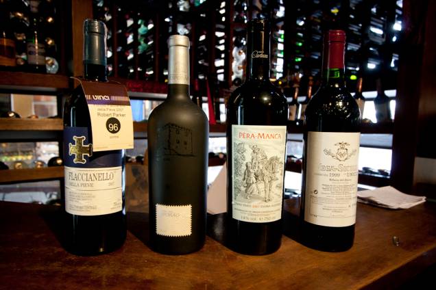 <strong>Vinhos:</strong> com um espaço dedicado exclusivamente aos vinhos, o Empório Luso Brasileiro conta com rótulos para todos os paladares. Como por exemplo os vinhos Fraccianello (R$ 550), Torre do Esporão (R$ 600), Pêra-manca (R$ 750) e o Vega-Sicillia (R$ 2.000). <strong>Vinhos:</strong> com um espaço dedicado exclusivamente aos vinhos, o Empório Luso Brasileiro conta com rótulos para todos os paladares. Como por exemplo os vinhos Fraccianello (R$ 550), Torre do Esporão (R$ 600), Pêra-manca (R$ 750) e o Vega-Sicillia (R$ 2.000).