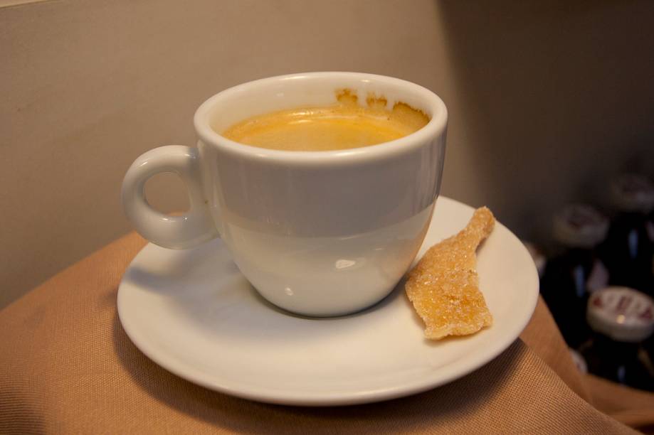 <strong>Café com frutas desidratadas:</strong> em vez de um biscoito, um pedacinho de damasco é servido com o seu café. A equipe do Empório Chiappetta teve esta ideia e uniu duas coisas que pareciam ser tão distantes, com ótimo resultado <strong>Café com frutas desidratadas:</strong> em vez de um biscoito, um pedacinho de damasco é servido com o seu café. A equipe do Empório Chiappetta teve esta ideia e uniu duas coisas que pareciam ser tão distantes, com ótimo resultado