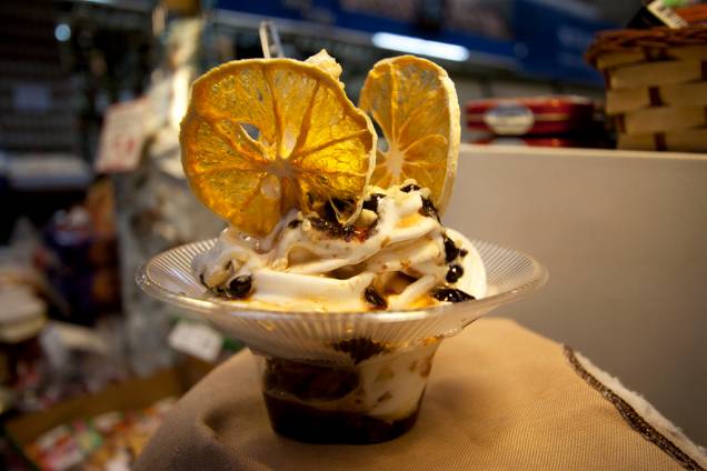 <strong>Sorvete</strong>: uma mistura tropical que envolve sorvete de iogurte com coberturas de pistache e chocolate e frutas desidratadas é oferecida no Empório Chiappetta <strong>Sorvete</strong>: uma mistura tropical que envolve sorvete de iogurte com coberturas de pistache e chocolate e frutas desidratadas é oferecida no Empório Chiappetta